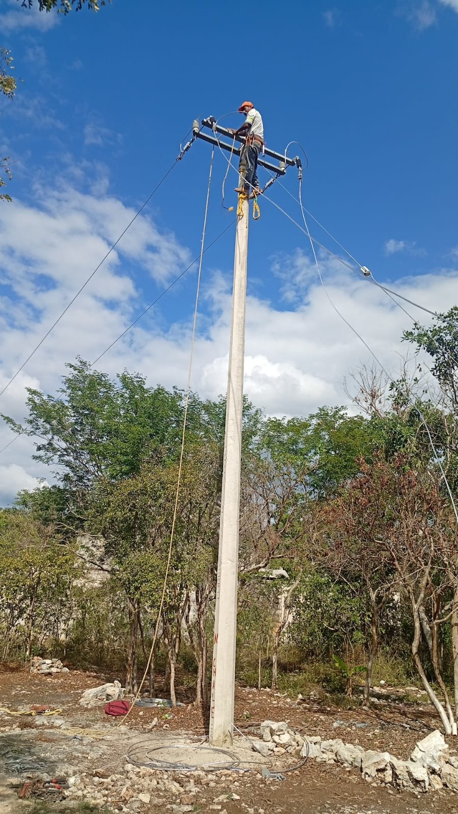 Poste de luz media tensión