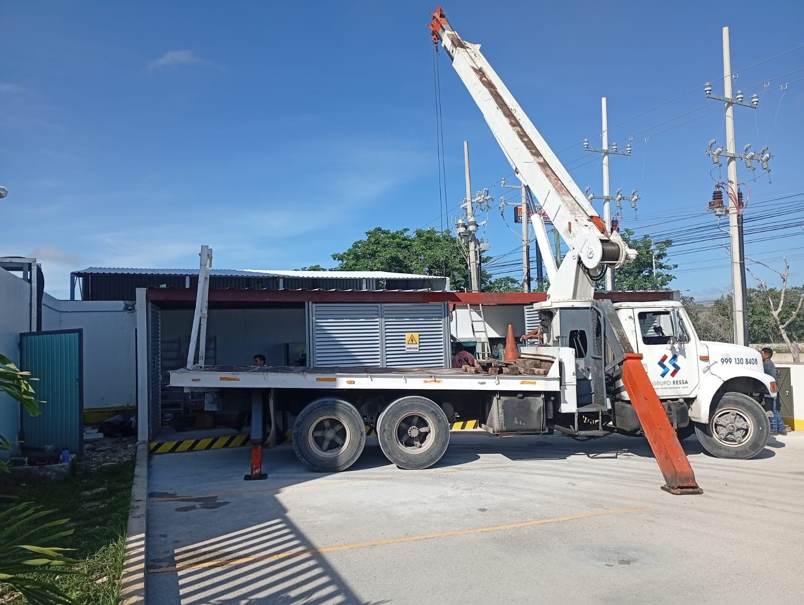 Grúa trabajando en media tensión