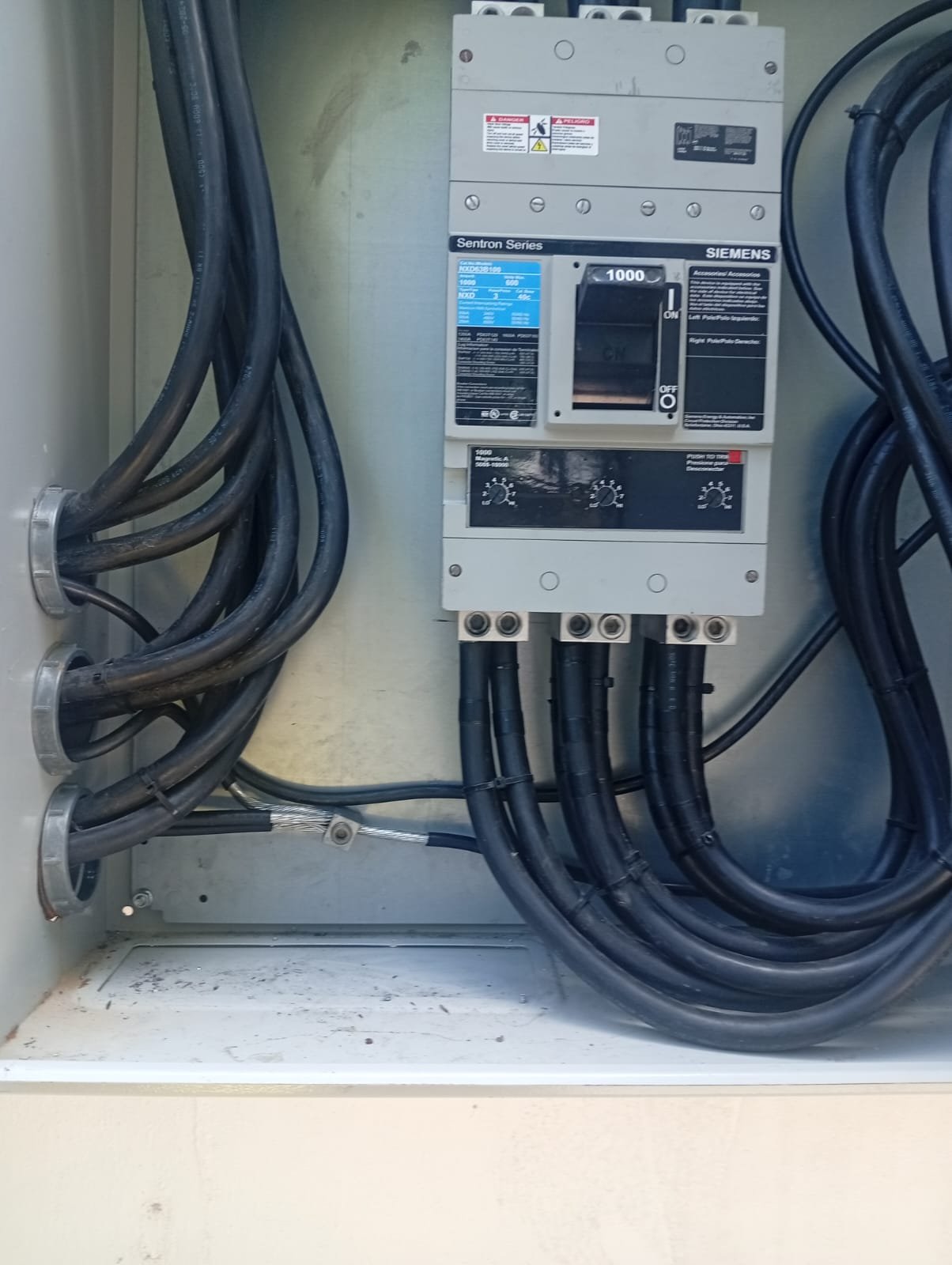 Tablero eléctrico organizado