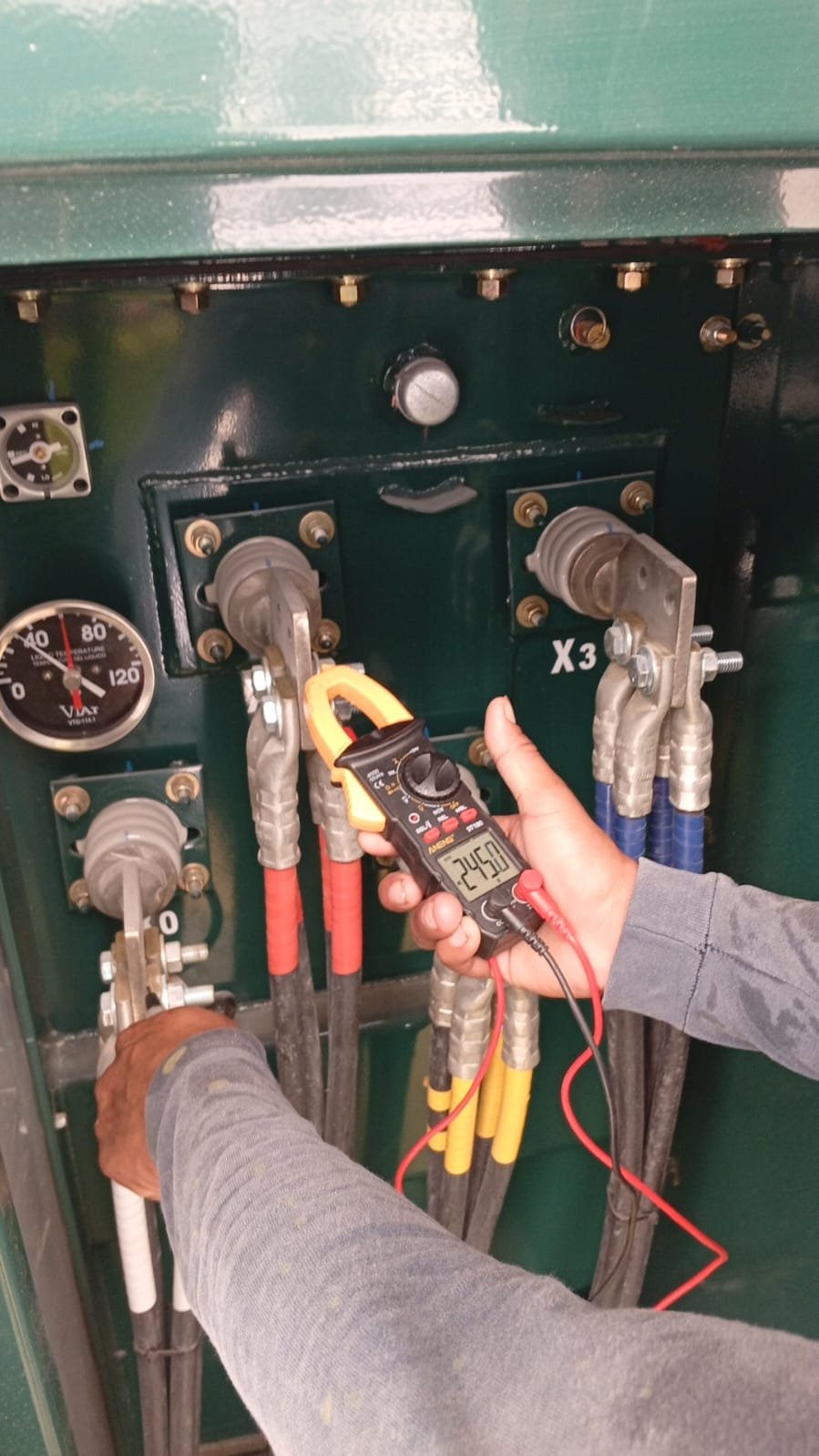 Técnico midiendo voltaje